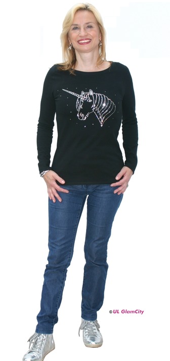 Das schwarze, taillierte Langarmshirt mit Einhorn- Motiv wurde mit edlen Swarovski- Elements bedruckt.
Das Front- Motiv wurde von mir entworfen und die Strass- Steine in Handarbeit gesetzt. 
www.glamcity.me