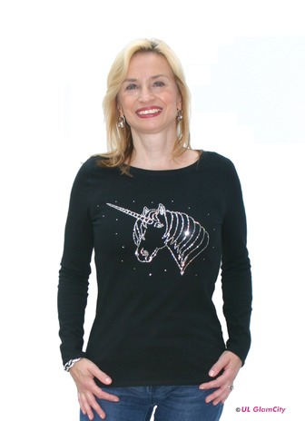 Das schwarze, taillierte Langarmshirt mit Einhorn- Motiv, wurde mit edlen Swarovski- Elements bedruckt.
Das Front- Motiv wurde von mir entworfen und die Strass- Steine in Handarbeit gesetzt.