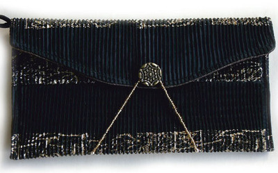 Clutch aus schwarz-goldenem Plissestoff von de-lux