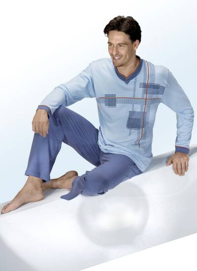Schlafanzug mit V-Ausschnitt, platziertem Druck und offenen Beinabschlüssen, Hellblau-Blau, Größe 60 von BADER