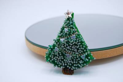 Weihnachtsbaum Brosche, Christbaumschmuck, Anstecknadel, Floraler Perlenschmuck von CrochetOKStudio