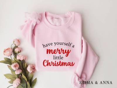 Have Yourself A Merry Little Christmas Sweatshirt, Weihnachtshemden, Weihnachtsbekleidung, Weihnachtspullover, Crewneck Sweatshirt von EmmaandAnnaApparel