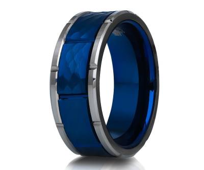 Blauer Wolfram Ehering, 8mm Männer Ehering, Gehämmert Hartmetall Ring von YorksJewelryDesign