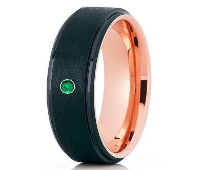Smaragd Ehering, Schwarzer Wolfram Ring, Hartmetall Ring, Jubiläum Ring, Einzigartiges Ehering, Herren Ring, Comfort Fit Ring von YorksJewelryDesign