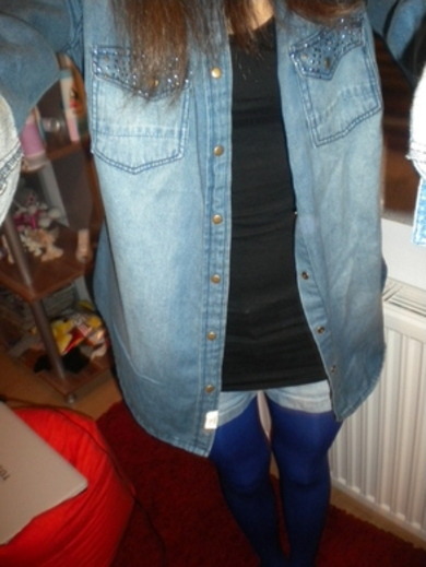 Dieses Outfit mit dieser blauen seidenstrumpfhose oder einfach einer normalen schwarzen leggin?