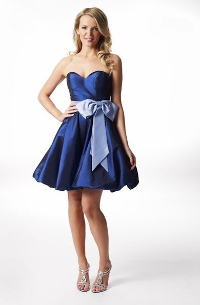 Meine Patin heiratet bald, jetzt weiß och nicht, was ich mir für ein klein kaufen soll...
Sie kosten alle ca. Das gleiche, um die 80€, weil das ziemlich viel Geld ist, möchte ich eins, das gut zu einer Hochzeit passt, das ich aber auch später bei passendem anlass wieder tragen kann. Ich denke, die sind alle sehr verschieden....