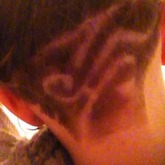 Sieht von so nah bisschen komisch aus, aber mit 'nem unordentlichen Dutt, gefällts mir total <3 Morgen ein besseres Bild!:*