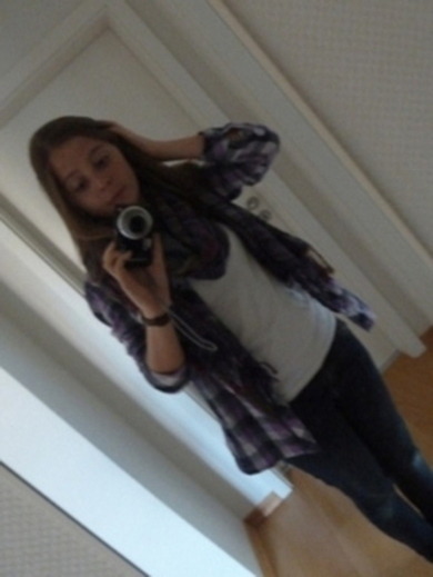 Steht mir das ? :)
- Like a Moff :$ Kam grade von der Schule :D Steht mir das ? :)
- Like a Moff :$ Kam grade von der Schule :D