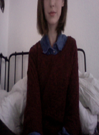 haha hey :D ich wollte fragen welche kette ihr dazu nehmen würdet :D die mit der kamera oder die etwas dickere ohne Anhänger ^^? und ich wollte wissen ob das mit dem Pulli und dem Hemd darunter geht ? lg Sophie :)