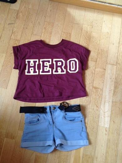 zweitens: hotpens + dunkelrotes shirt mit der aufshrift HERO!(: