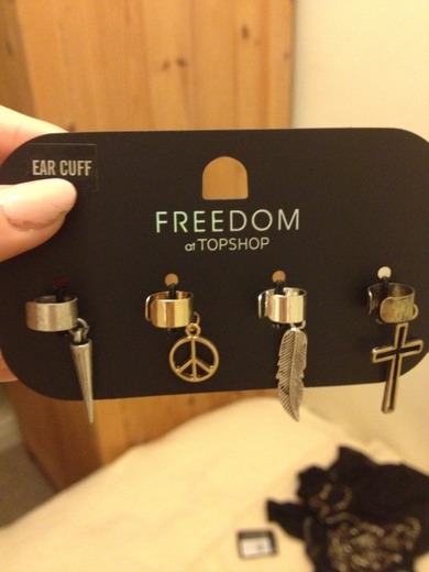 die habe ich meiner schwester aus england mitgebracht..
mögt ihr ear cuffs?