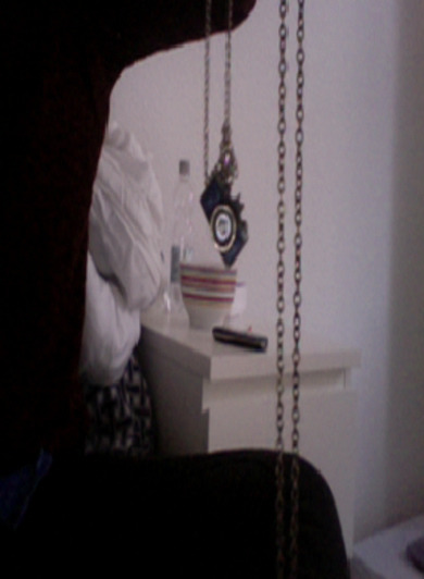 haha hey :D ich wollte fragen welche kette ihr dazu nehmen würdet :D die mit der kamera oder die etwas dickere ohne Anhänger ^^? und ich wollte wissen ob das mit dem Pulli und dem Hemd darunter geht ? lg Sophie :)