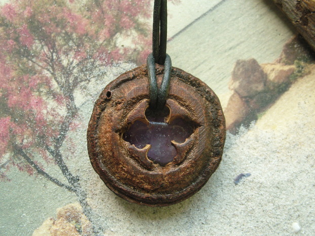 Eucalyptus Frucht Schmuck Anhänger mit 1 Amethyst Eucalyptus Frucht Schmuck Anhänger mit 1 Amethyst