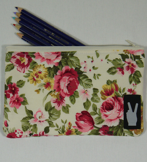 Kleinder Bruder - Weißerose. Kleine, handgemachte Tasche für deinen Klüngel. Abmessungen ca 20x13cm. Kleinder Bruder - Weißerose. Kleine, handgemachte Tasche für deinen Klüngel. Abmessungen ca 20x13cm.