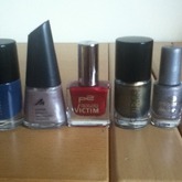 Hilfe welchen Nagellack soll ich zu braunen Haaren nehmen? meine Klamotten sind dunkelrot und senfgelb und ein Blumenschal??? bitte lässt Kommis da ;-)