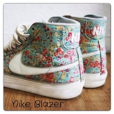 Oder doch die mit dem Blumen Muster? :) ich weiß halt nicht wegen dem schwitzen in den Schuhe und wegen kommbinieren....
