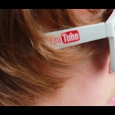 Woher bekomme ich diese weiße Sonnenbrille mit diesem Youtube Logo? ;)