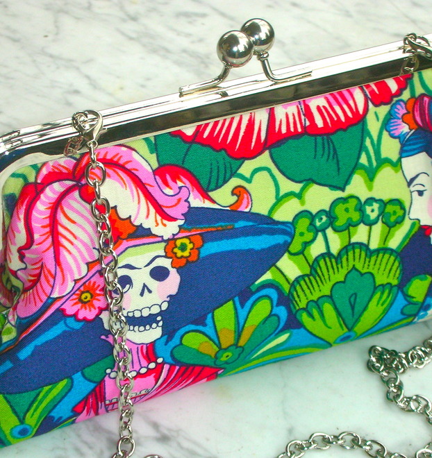 Ausgefallene Clutches & Portemonnaies von Textilkunst zu finden unter:
http://de.dawanda.com/shop/Dorvu Ausgefallene Clutches & Portemonnaies von Textilkunst zu finden unter:
http://de.dawanda.com/shop/Dorvu