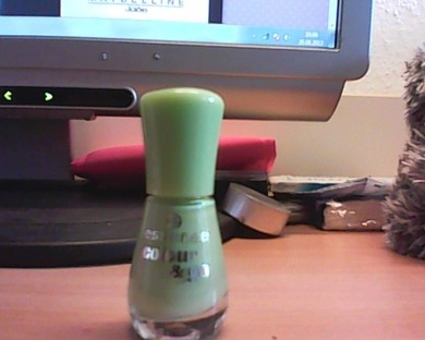 sry hab kein gute cam.... welchen findet ihr am besten??? das 1. ist ein lila glitzer und der letzte ein pastellgrüner mit ganz leichtem blau glitzer :)