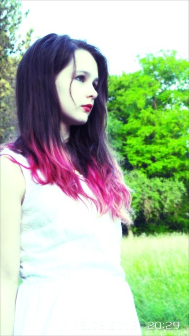 Dip Dye , Roter Lippentift, weißes Kleid
bin ich Hübsch?
Haare sind so gewollt :D Dip Dye , Roter Lippentift, weißes Kleid
bin ich Hübsch?
Haare sind so gewollt :D