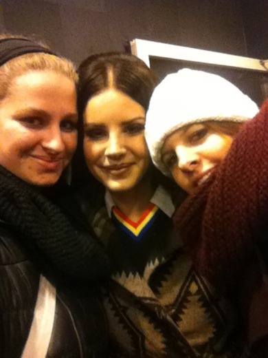 Lana Del Rey getroffen. Sie ist so verdammt nett und überhaupt nicht abgehoben! Fragt sie uns erstmal warum unsere Hände so kalt sind. :D