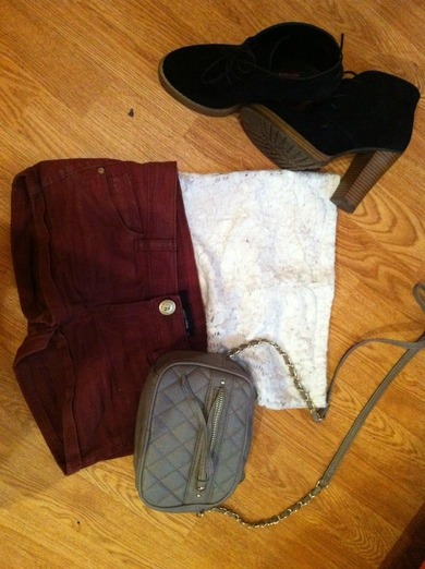 hab auch mal was zusammengestellt. Dazu goldene armreifen. meinungen?