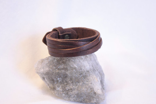 Dieses schöne Lederarmband im Vintage Stil besteht aus einem 2cm breitem echt Leder Streifen und einem weiteren Streifen der ineinander verflochten ist.
Ideal als Geschenk für Männer.
Das Armband hat einen Vintage Look und wird auch gerne als Rocker / Biker Armband bezeichnet. Das Lederarmband hat drei einstellbare Größen 18,5 cm, 20cm und 22cm. Dieses schöne Lederarmband im Vintage Stil besteht aus einem 2cm breitem echt Leder Streifen und einem weiteren Streifen der ineinander verflochten ist.
Ideal als Geschenk für Männer.
Das Armband hat einen Vintage Look und wird auch gerne als Rocker / Biker Armband bezeichnet. Das Lederarmband hat drei einstellbare Größen 18,5 cm, 20cm und 22cm.