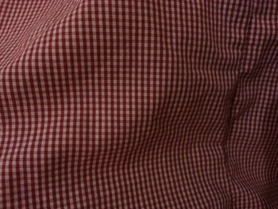 Auf der bluse sind eig rote und weiße kästchen, deswegen siehts pink aus ;D