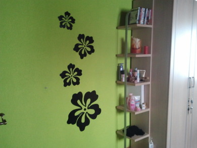 @MickyMaus: dass ist meine zimmerwand.. das grün ist jenachdem wie das licht ist greller oder blasser.. aber meistens ist es ziemlich grell fast giftgrün.. aber iwie sieht das auf dem foto immer anders aus.. naja hoffe konnte dir helfen ;)))