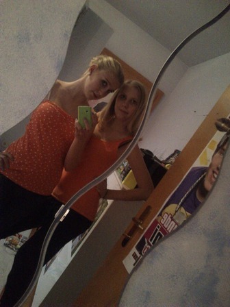 Ich mit meinem Schwesterherz Blondy2114 :D <3
Ich bin rechts :P :))