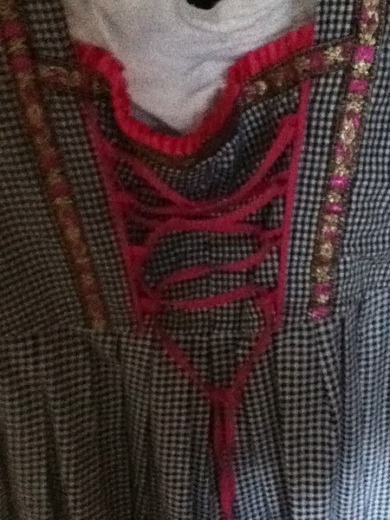 hallo weis jemand ein Karnevals make up das zum Dirndl passt ich trage blaue Schuhe und noch eine Pinke Schürze drauf bitte Kommis bitte bitte bitte :)