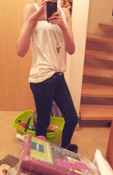 Hab morgen Schulparty und wollte wissen ob man des so anziehen kann(weißes hinten "etwas" längeres Top mit leichtgoldenem Schimmer + normale dunklere Jeans) mit nem dutt und schwarzen oder grauen flachen Schuhen?