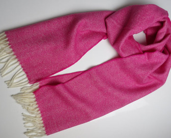 Merino Royal Schal, 100% feinste Merinowolle


  

Schenken Sie sich ein Stück Luxus. Unsere Schals aus feinster Merinowolle umschmeicheln mit ihrer Weichheit Ihren Nacken und geben ihnen ein wohliges Gefühl. Die Schals haben ein feines Streifenmuster und sind in 4 eleganten Farbkombinationen erhältlich. Hier finden Sie sicher Ihren Schal passend zu ihrem Outfit.  Größe ca 180x 33 cm