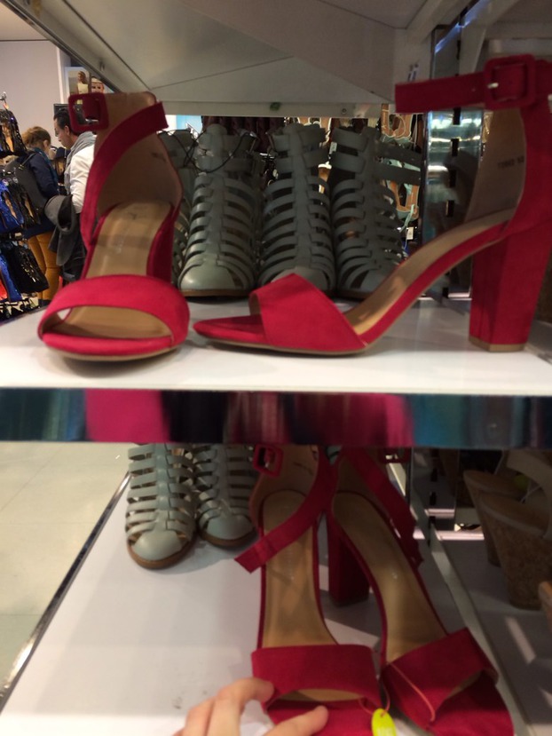 wie findet ihr die? ich hab sie gestern bei primark gesehn und wollte sie kaufen aber es gab meine größe nicht mehr und es gab nur noch 2 paar davon:/  außerdem sind die reduziert... heißt es, dass sie aus dem sortiment entfernt werden und es womöglich die letzten waren?