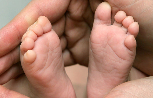 Meine kleine Schwester hat süsse Füsse!Oder?