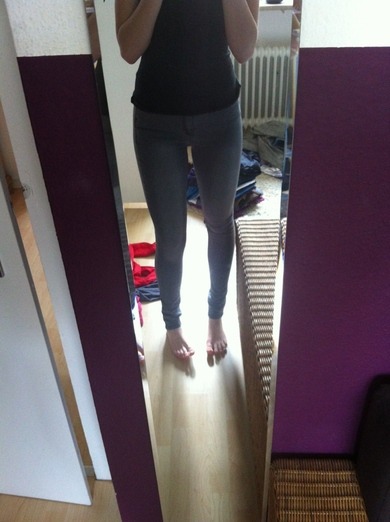 Kleiderschrank aufgeräumt und voll die geile Hose wieder gefunden:)) Kleiderschrank aufgeräumt und voll die geile Hose wieder gefunden:))