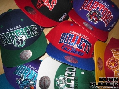 "SnapBacks And Tattos ♥ *-* 

(Sorry für den RechtschreibFehler , Letztes mal ) 

Also wer liebt SnapBack´s genau wie ich ?! & Mädchen können es doch auch Tragen odeer?!"

-Kommentare Bitte - :**