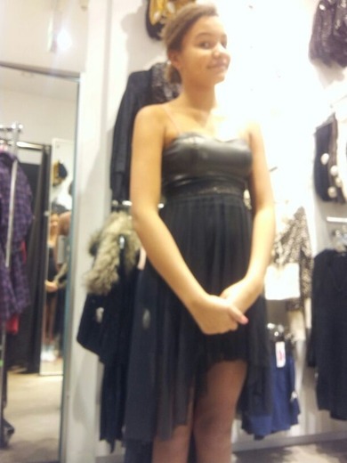 wie findet ihr das kleid (ist meine beste freundin) sie fand es schön aber zu teuer, findet ihr ich sollte es ihr kaufen?