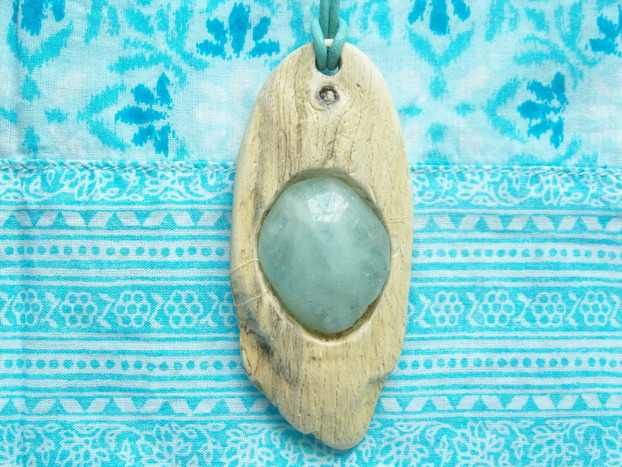 Holzschmuck Anhänger Treibholz mit 1 Aquamarin Holzschmuck Anhänger Treibholz mit 1 Aquamarin