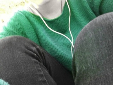 wie findet ihr den grünen Pulli zur schwarzen jeans? (sry, meine kopfhörer hängen da rum...)<3