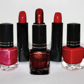 was tragt ihr dieses Jahr so für nagellackfarben (:

sind die einzigsten die ich jetz gefunden habe aber nie trage, deswegen hab ich die fürs bild genommen (: 

ich trage Pastell liebendgern oder den French look (: