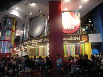 WoW!!*-*
M&M´s shop in New York!!*o*
Dort gibts wirklich alles von M&M´s!!:D
Ich will da hin.. Meine mama war dort.!!;D *-* <3 
...-hammer-... *~*