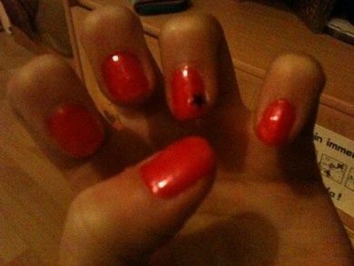 Krüppelfinger-.- Aber die Farbe ist schön.Oder eher nicht? :) Krüppelfinger-.- Aber die Farbe ist schön.Oder eher nicht? :)