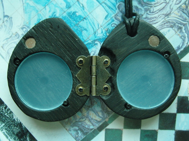 Foto Medaillon aufklappbar Mooreiche mit Sodalith Foto Medaillon aufklappbar Mooreiche mit Sodalith