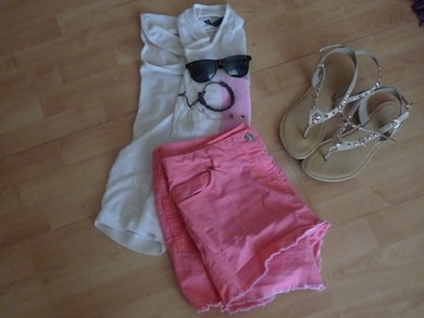 schön ?! bitte kommis das t shirt ist hinten trasparent und ich trage drunta ein pinkes bandaou top