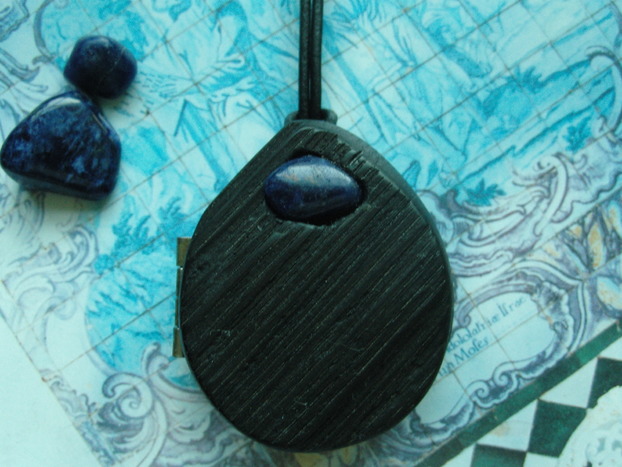 Foto Medaillon aufklappbar Mooreiche mit Sodalith Foto Medaillon aufklappbar Mooreiche mit Sodalith