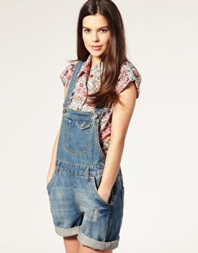 hab gehört Latzhosen sind in :) zu was könnte man solche kombinieren? :) Bitte lasst ein Kommi da :D & bin nicht ich ^^