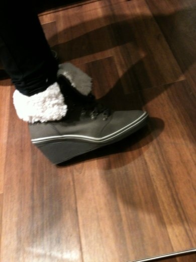 soll ich die Schuhe kaufen?? ich find sie total krass und meine BFF auch, aber meine Mum will das nur wenn ich sie kaufe. 79,95. soll ich sie kaufen?? bitte kommentieren!! soll ich die Schuhe kaufen?? ich find sie total krass und meine BFF auch, aber meine Mum will das nur wenn ich sie kaufe. 79,95. soll ich sie kaufen?? bitte kommentieren!!