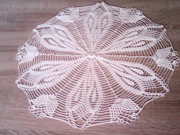 Das Deckchen biete ich bei dawanda.com/shop/Dreer-1 zum Kauf an. Der Durchmesser ist 50 cm. Es wurde mit dünnem Baumwollgarn gehäkelt und ist hellbeige. Es kann als Effekt auf einen großen rechteckigen Tisch gelegt werden. Es ist waschbar bis 40°C, weil der hellbeige Farbton empfindlich ist. Eine Pflegeanleitung liegt bei. Das Deckchen biete ich bei dawanda.com/shop/Dreer-1 zum Kauf an. Der Durchmesser ist 50 cm. Es wurde mit dünnem Baumwollgarn gehäkelt und ist hellbeige. Es kann als Effekt auf einen großen rechteckigen Tisch gelegt werden. Es ist waschbar bis 40°C, weil der hellbeige Farbton empfindlich ist. Eine Pflegeanleitung liegt bei.