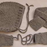 Weiche und anschmiegsame handgestrickte Babymütze aus reiner Merinoschurwolle - passend dazu ein Paar Fäustlinge und ein Steckschal. Meine Mäuse hatten in den ersten 2 Jahren nur solche Mützen auf, sie halten schön warm ohne dass das Baby schwitzt.

Weitere Farben und Größen im Shop - Massanfertigung in Wunschfarbe möglich

Herstellungsart
handgestrickt

Verwendete Materialien
atmungsaktive kuschelig weiche 100% Merino-Schurwolle, bei 30°C im Wollprogramm waschbar

Größe/Maße/Gewicht
passend für Kopfumfang 39-42cm

dick gestrickt für den Winter

Farbe hellgrau